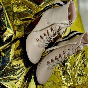 Just Fab boots cream with black and white belt